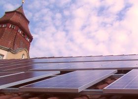 Eigenstromproduktion auf einem Fabrikdach Anlagenfoto, 280x200 Pixel, 11 KB